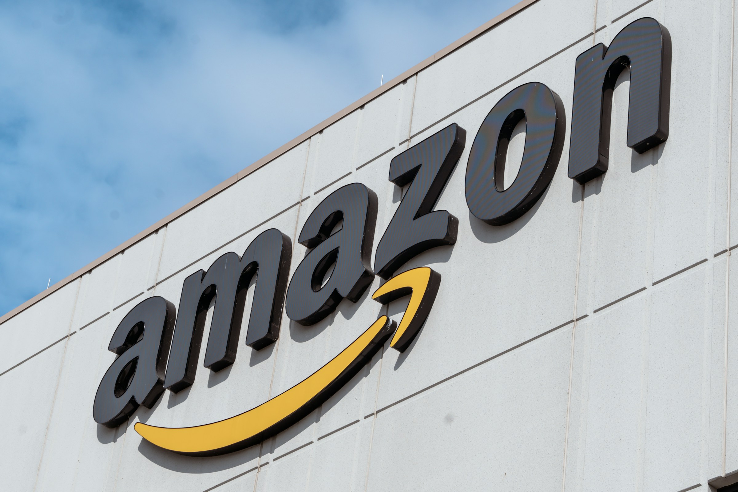 La scritta Amazon e il sorriso arancione, interamente visibili sulla facciata di un edificio
